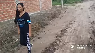 (PORNO EN ESPAÑOL)jovencita putita pillada en la calle, se deja follar duro por su culo aprieto por un celular, le lleno su carita joven de leche -porno casero-