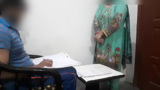 Charming and desi Employe ko boss ne promotion ka bhanay choda - Indian desi Employe and office boss sex film