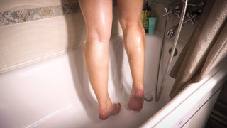 Teeny Amateurs Teasing Her Cute Calves In The Shower