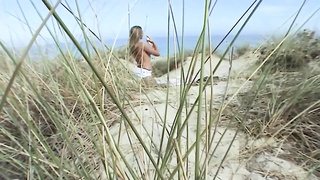 Amateurs blonde lucy gets nasty in the dunes
