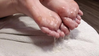 Spunk feet bizarre. Massive cum-shot on feet